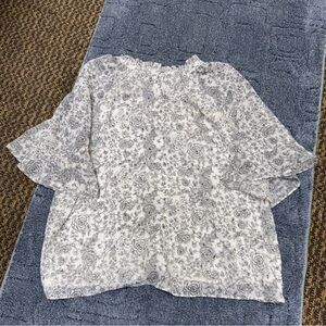 3/$25 🌿 LOFT Floral Blouse LP Flutter Sleeve Top Excellent